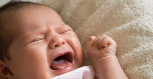 Quand bébé pleure la nuit, les pères se lèvent moins