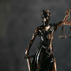 Typhaine D. : le courage face à la haine en ligne